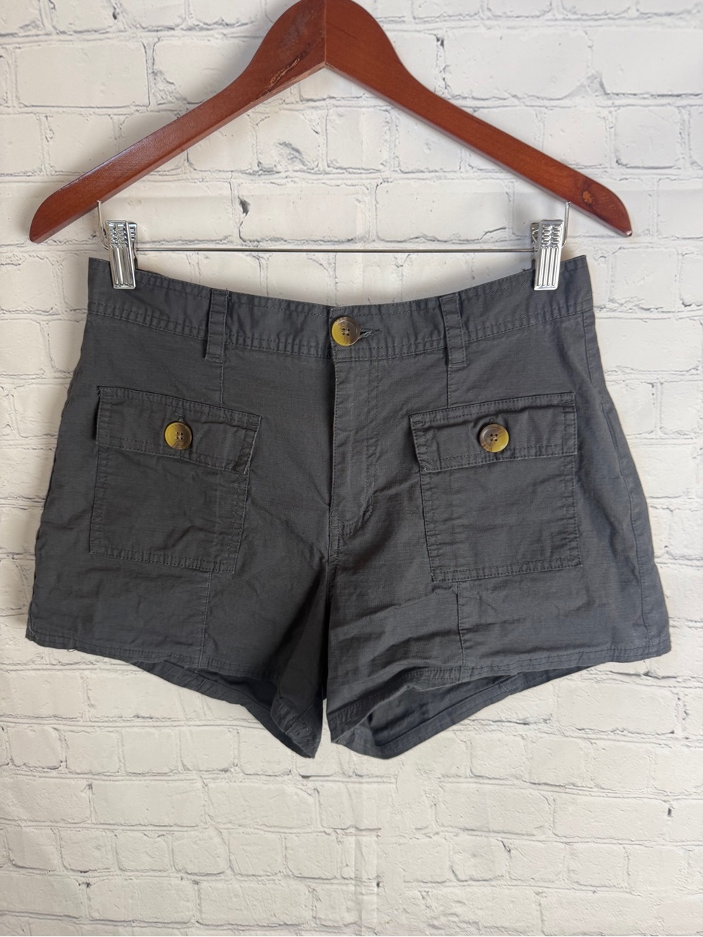 Vuori Classic Gray Cargo Pocket Women's Shorts Medium